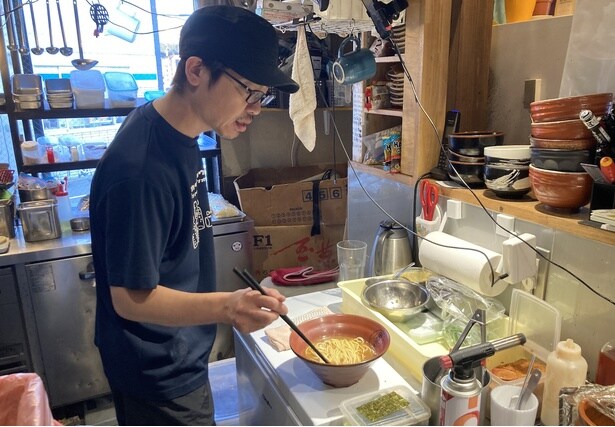 オーナーの阿部さん。still taoの名でミュージシャンとしても活躍