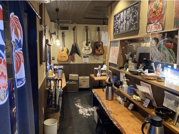 阿部さん愛用のギターが並ぶ。たまにライブをしてくれるそう