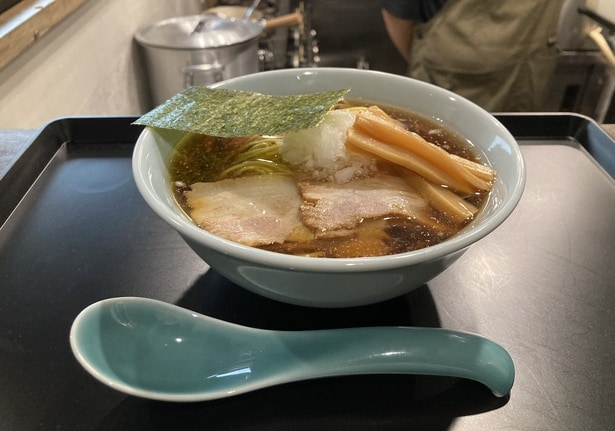 「ラーメン」(970円)。スープには豚のバラ肉や豚足なども入るため、より強い旨味が感じられる