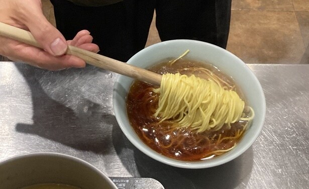麺は「三河屋製麺」の中細ストレート。「たまねぎ」「のり」(各100円)、「メンマ」(200円)の追加もできる