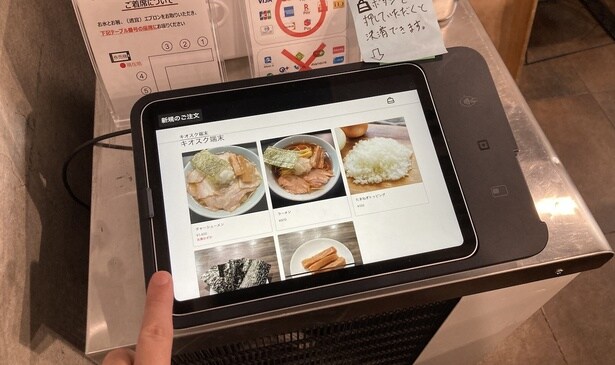 入口横のタブレットで注文と会計。キャッシュレスのみ、現金不可なので注意