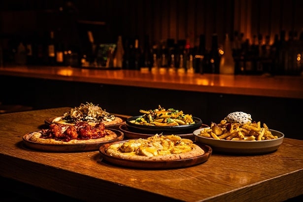 【写真】具材たっぷりのピザなどフードメニューは全5品