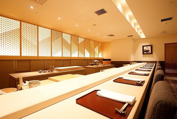 「鮨 銀座おのでら 新宿なだ万店」内観