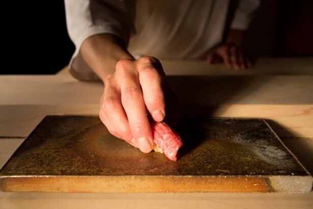 【写真】「銀座おのでら」の鮨イメージ(やま幸本マグロ大トロ握り)