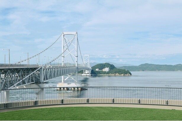 屋上にある「絶景展望360°」からは、鳴門橋と鳴門海峡が一望できる