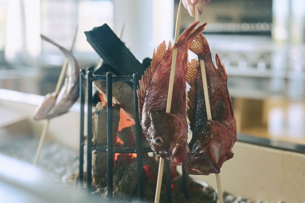 囲炉裏で焼き上げる旬魚