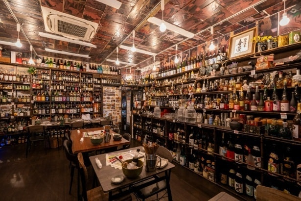 天井までびっしりとボトルが並ぶ