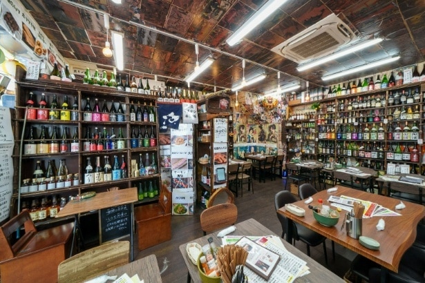 棚にはジャンルを超えた酒類がずらり