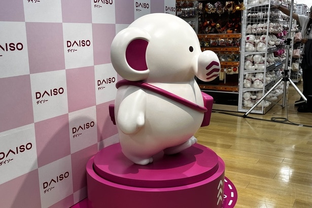 丸みのあるフォルムと、鼻についた“スリーアローズ”がかわいい！