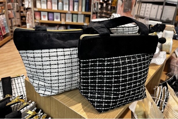 秋冬に注目したいのが厚手のツイード生地を使ったアイテム。高見え必至！写真は「舟形ランチトートバッグ」(各300円)