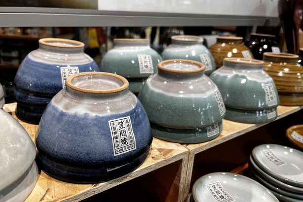 日常に取り入れやすい価格ながら本格的な質感を楽しめる「笠間焼茶碗」(各1100円)