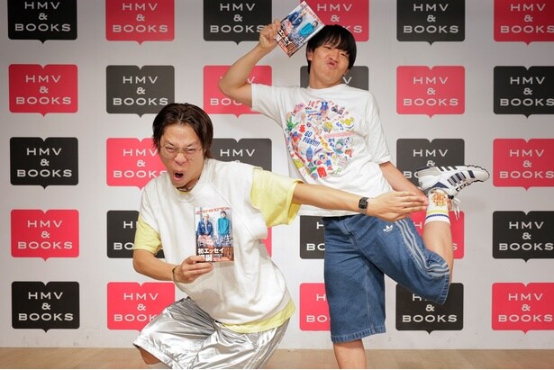 著書をアピールするフースーヤ