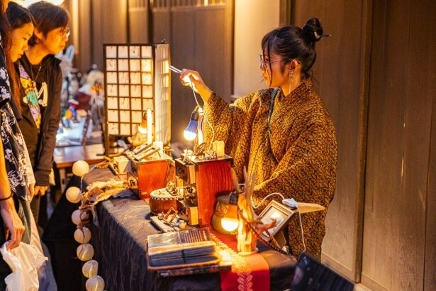 提灯やライトに照らされ、さまざまなオリジナル妖怪グッズが販売