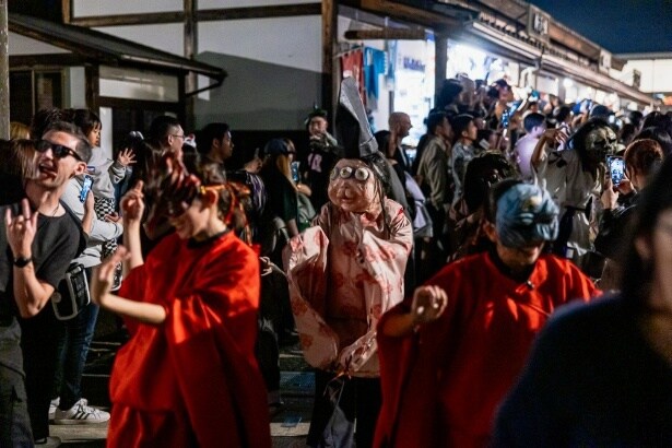 街路の明かりとともに、複数の妖怪姿が並び立つ