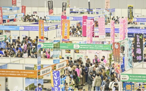 各ブースでは、地域の人と交流できるほか、多彩なお礼の品を食べて、飲んで、体験できる