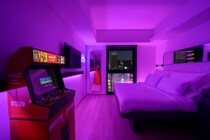 ホテルでアーケードゲーム!?遊び心満載の客室が1日1組限定で「YOTEL東京銀座」に登場！