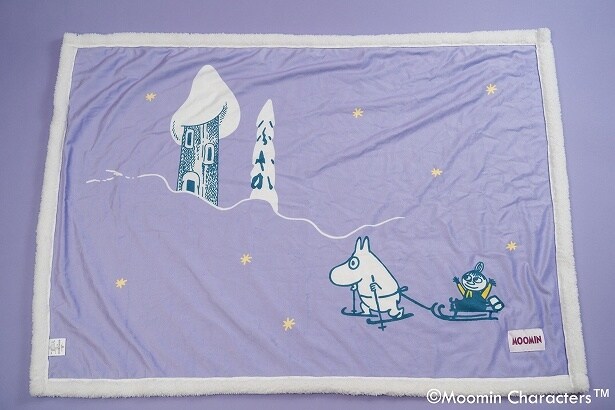 パープルの「シープボアひざ掛け」はムーミンとリトルミイが描かれている