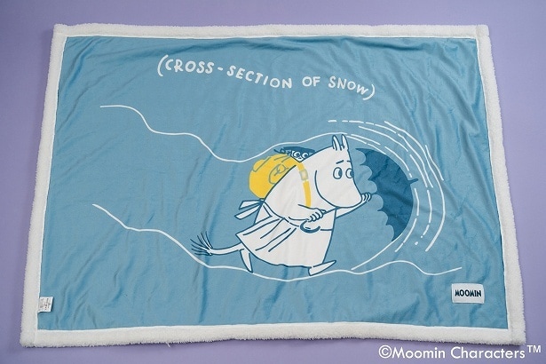 ブルーの「シープボアひざ掛け」には雪の中を進むムーミンママ