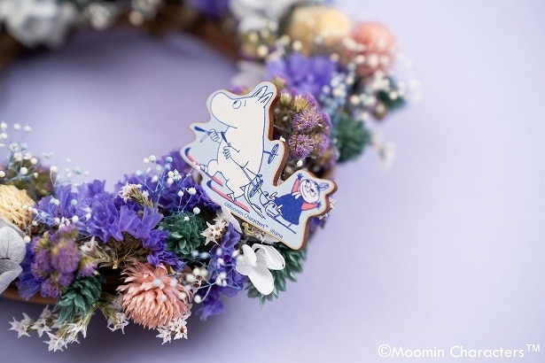 スキーを楽しむムーミンとリトルミイの姿も！