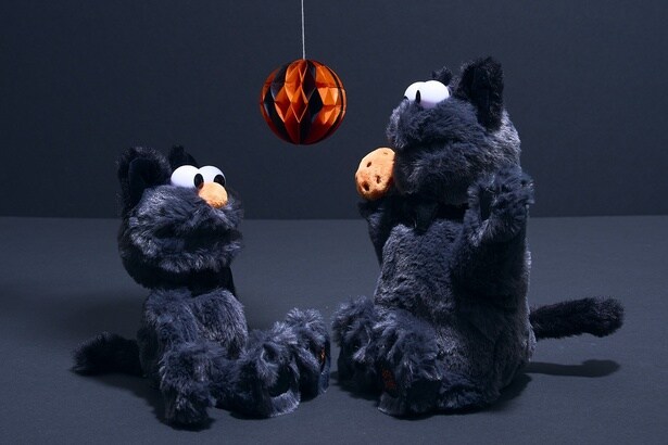 写真左から「ブラックエルモ ぬいぐるみS」(5390円)、「ブラッククッキーモンスター ぬいぐるみS」(5390円)