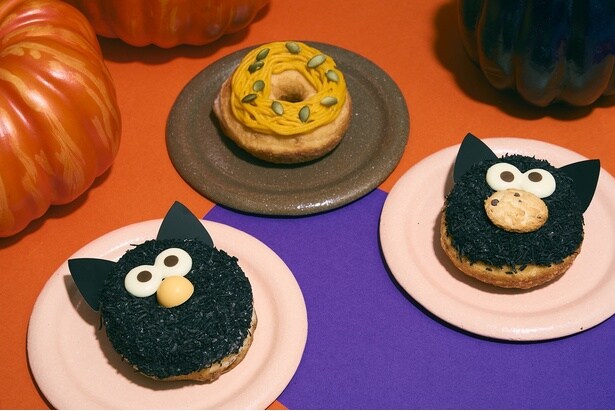 写真左から「ハロウィンエルモドーナツ」(590円)、「かぼちゃクリームドーナツ」(360円)、「ハロウィンクッキーモンスタードーナツ」(590円)