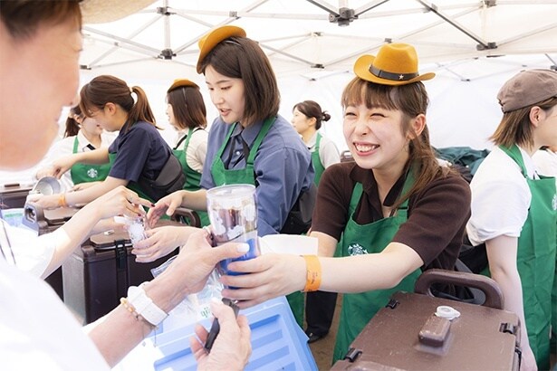 パートナーも平井さんのグッズを身に着けて来場者を迎えていた