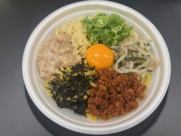 「麺屋こころ監修 背徳ニンニクマシマシ！月見台湾風まぜそば」