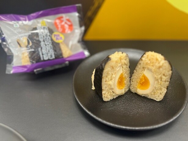 【写真】「大きなおむすび 月見おむすびマヨたま」