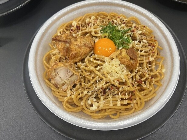 「大盛太麺！月見唐揚げ にんにくマヨパスタ」