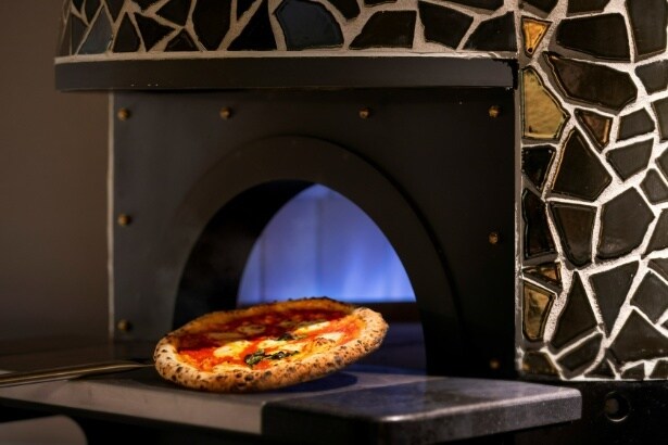 【写真】看板料理は「石窯ピザ」。石窯は400度を超える高温での調理が可能で、食材本来の旨みを引き出す