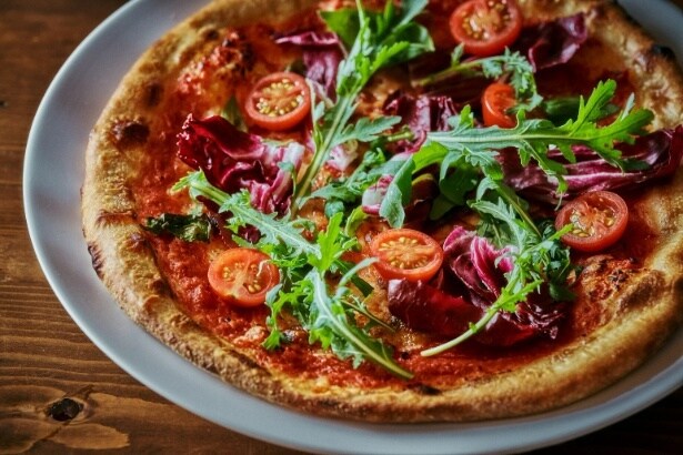 旬野菜をたっぷり使った石窯ピザ