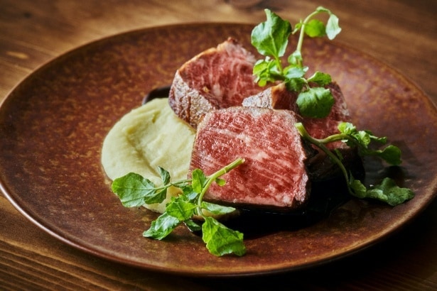 肉料理の一例。熊本あか牛のロースト 赤ワインソース