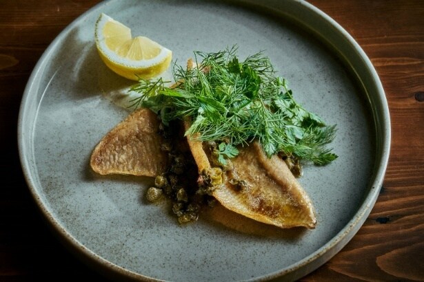魚料理の一例。食感を楽しむ宮城アカエイのムニエル