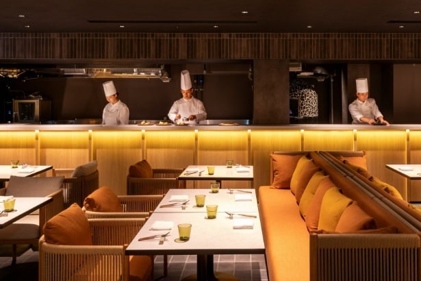 ライブ感あふれるオープンキッチンの店内