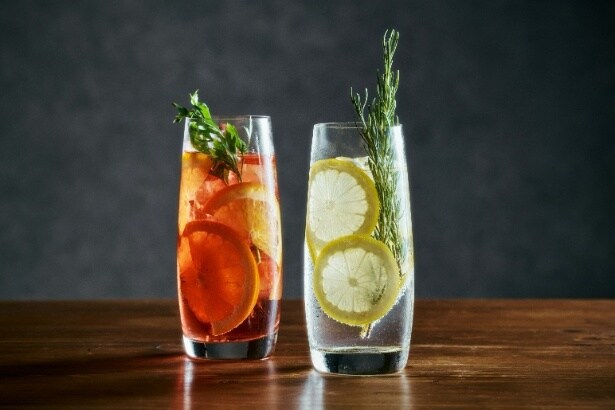 旬のフルーツのおいしさと栄養を凝縮した搾りたてのオリジナルフレッシュジュース