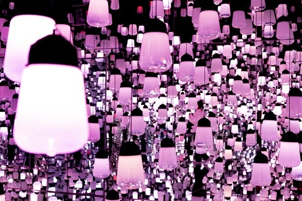 ランプに触れるのは禁止されているが、人が近づくとランプが輝く