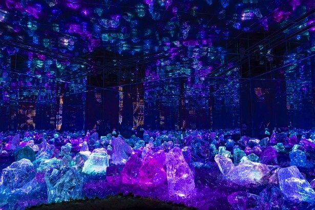 「凝固した光の海 / Sea of Solidified Light」。溶鉱炉から溶け落ちたガラスをそのまま使っている