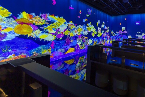 「スケッチオーシャン」。思い思いの魚を描いて水中に放とう