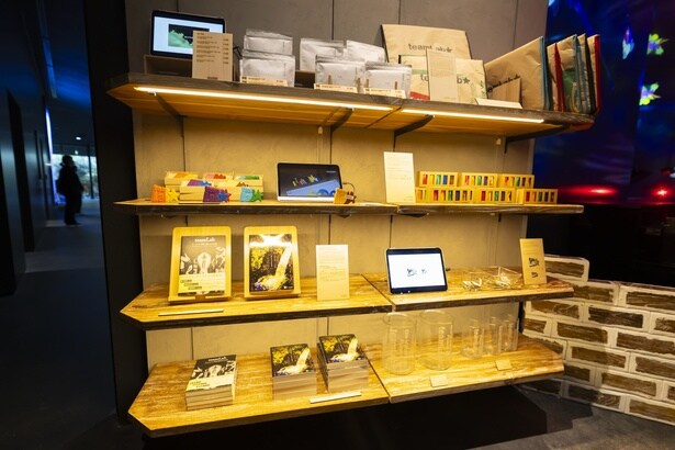 ショップにはお土産にも最適なグッズがそろっている