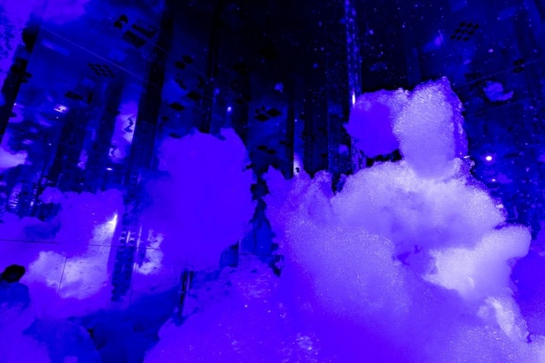 【写真】日本初公開となる「Massless Amorphous Sculpture」は大小さまざまな泡が漂う幻想的な空間