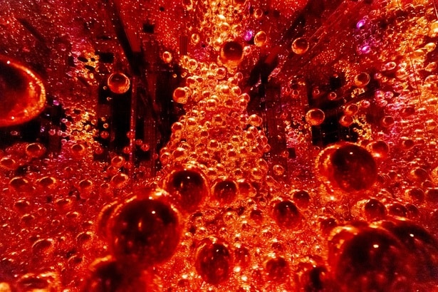 「Morphing Continuum」では、特別な環境が生んだエネルギーの秩序で存在が創り出されている。全身で楽しめる作品だ