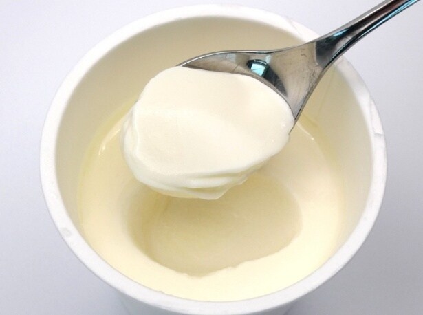 スプーンからも伝わるもっちり感。デザート感覚で楽しめる濃密生クリームヨーグルト
