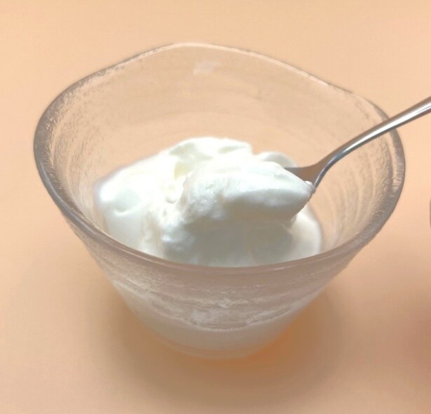 【写真】なめらかにすくえる、とろける生クリームヨーグルト。見た目からも伝わるリッチな質感