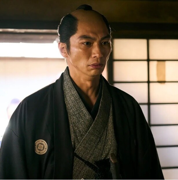 屏風画の依頼に何度も北斎のもとに足を運ぶ津軽の侍を演じる奥野瑛太さん