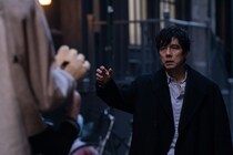 西島秀俊とグイ・ルンメイが夫婦役を演じた『Dear Stranger／ディア・ストレンジャー』の見どころを紹介。崩壊していく家族を描いた極限のヒューマンサスペンス！