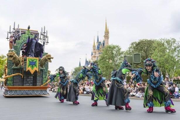 クールなカラスダンサーも大人気！