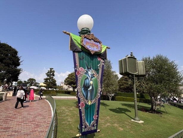 ヴィランズが描かれたバナー