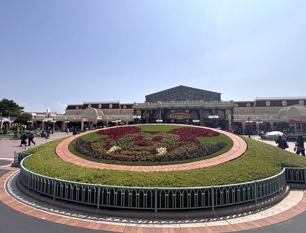 エントランスのミッキー花壇がハロウィーン仕様に