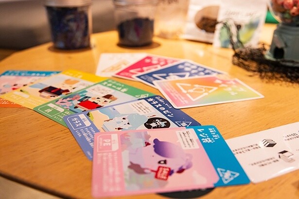 【写真】日本プロサーフィン連盟のプロジェクト「ReWave」が開発した海洋ごみ学習カードゲームを使用。「ごみカード」と「リサイクルカード」を組み合わせ、新しい「プロダクトカード」を集めていく