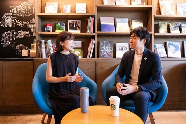 今回のスターバックス タンブラー チャレンジを提案したマーケティング本部の高橋さん(左)と、Fujisawa SST コンソーシアムの志波さん(右)